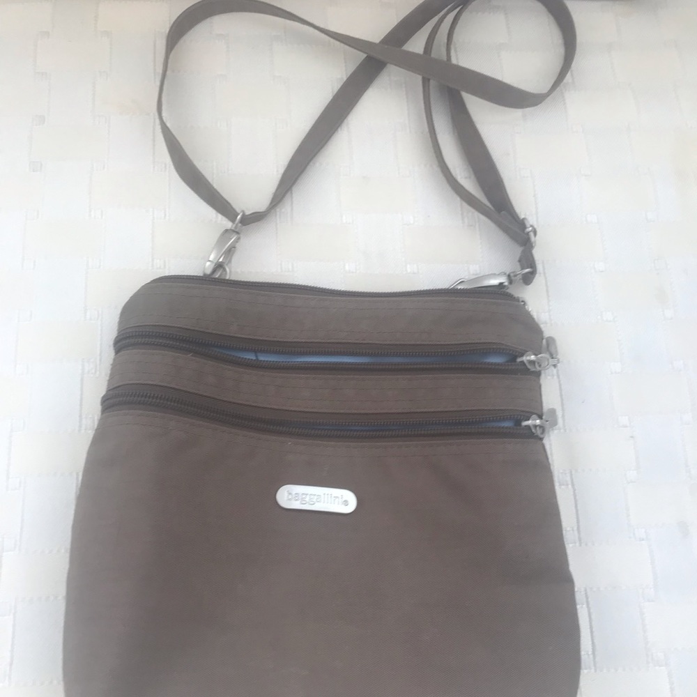 Baggalini Cross body, dk beige,  lt blue int.